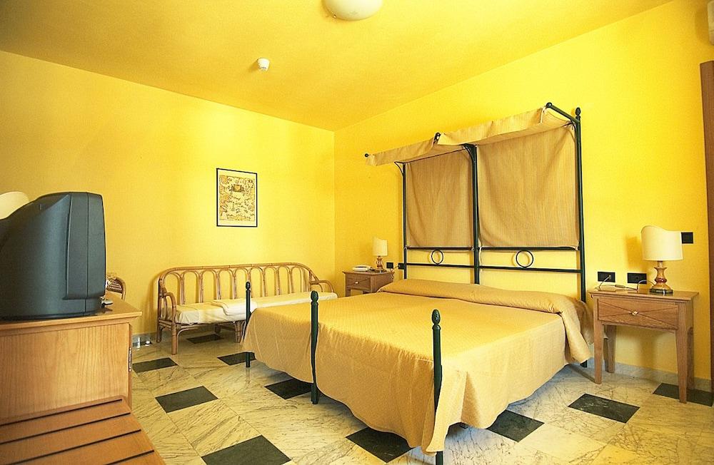 Marina Del Marchese Beach Resort Botricello Buitenkant foto